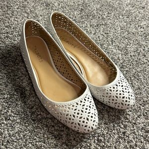 Size 8 white patterned talbot flats